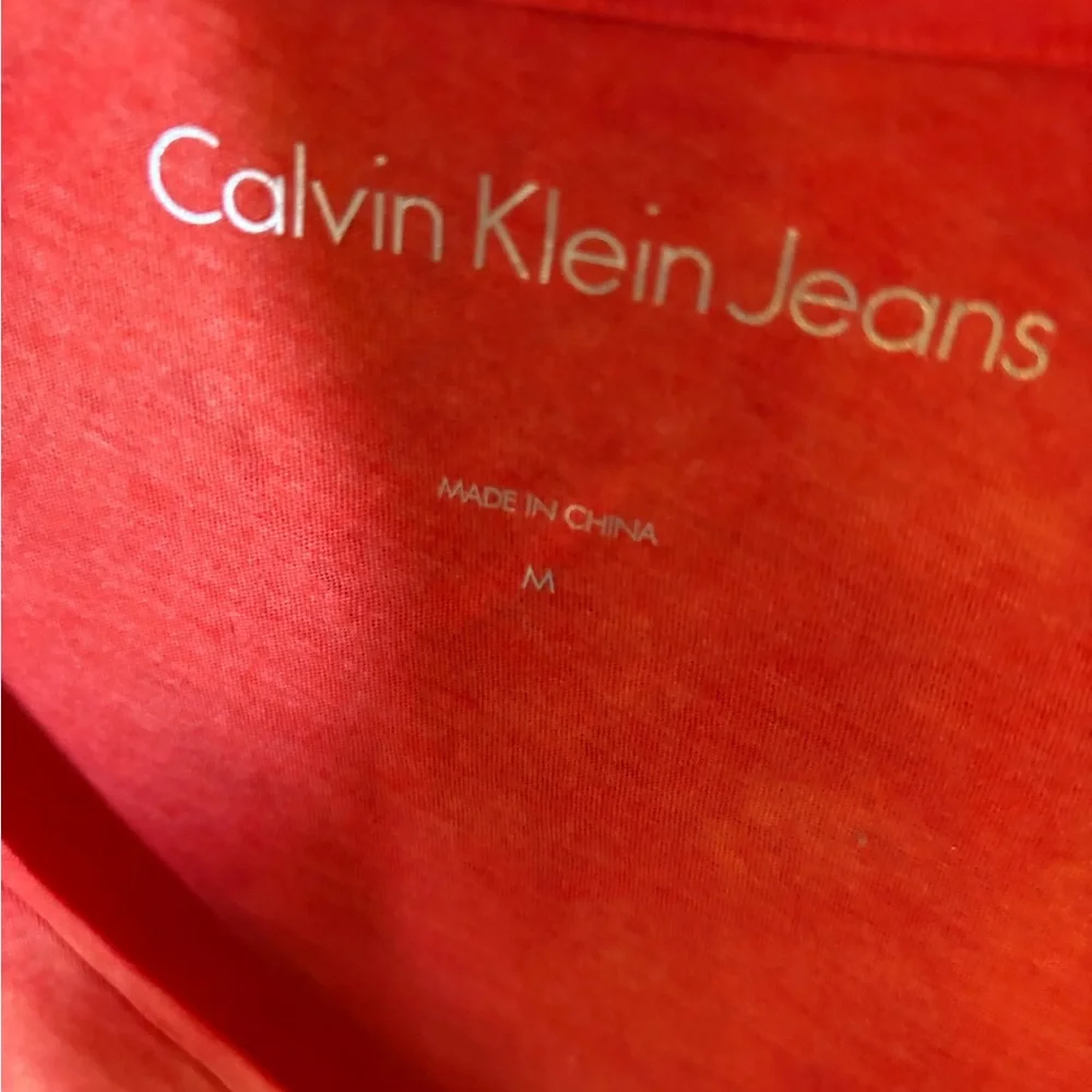 Calvin Klein Jeans Coral Tie-Dye V-Neck Top - Picture 2 of 2